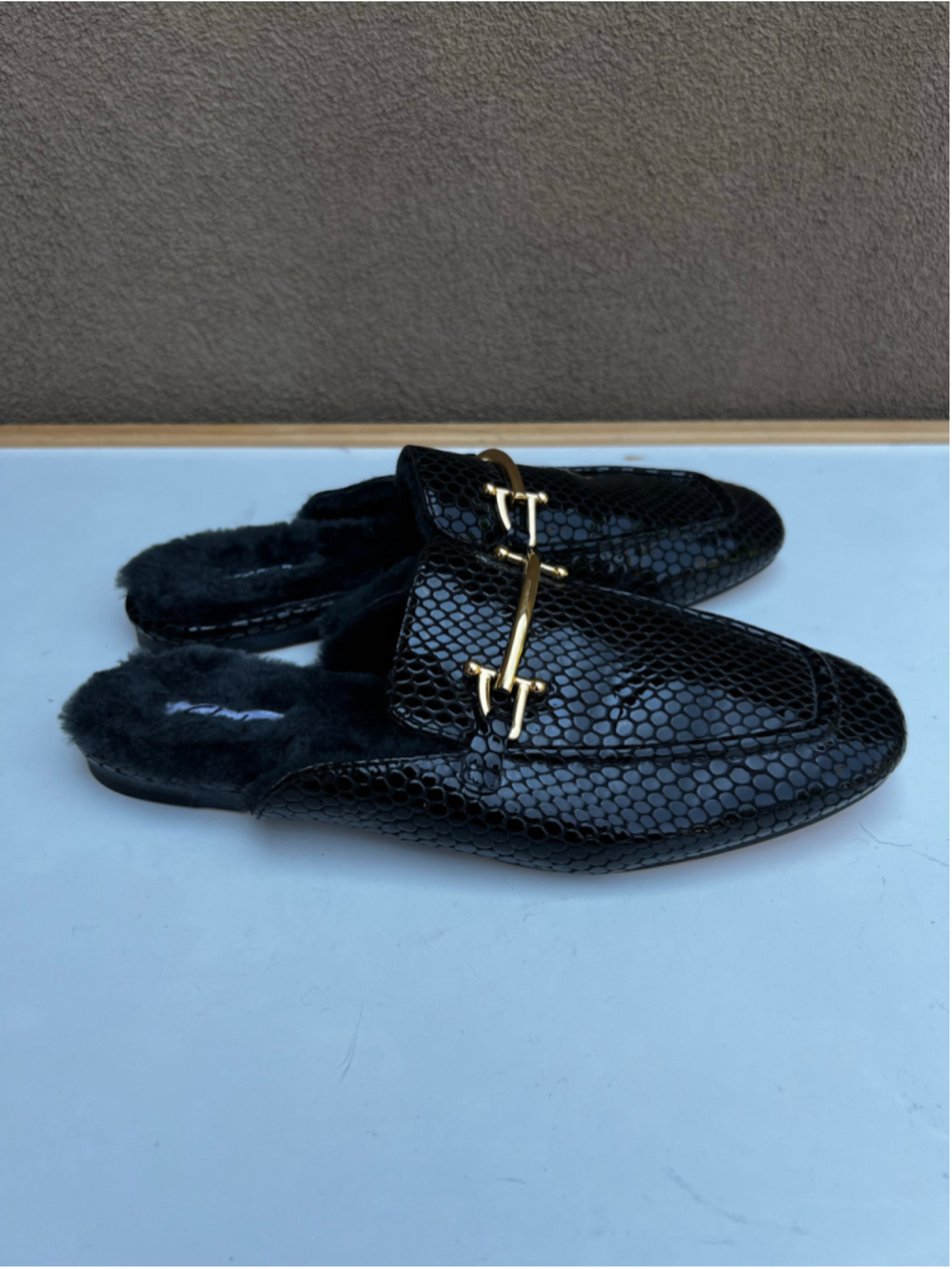 Clarks Black Leather Faux Fur Lined Mules Size 9 Gold Hardware Snake Pattern NEW